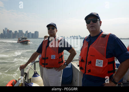 Der Minister für Homeland Security reist am 18. August 2015 an Bord eines 45-Fuß-Response Boat-Medium der Küstenwache mit der Station New York und dem Personal des Sector New York durch den Hafen von New York. Bei diesem Besuch werden die Einsatzbereitschaft, die Sicherheit im Seeverkehr und die Koordination innerhalb der Einheiten der US-Küstenwache hervorgehoben, die für die Patrouillierung und Sicherung des Hafens und der umliegenden Wasserstraßen zuständig sind. Die Besatzungsmitglieder demonstrieren Reaktionsverfahren, den Schiffsbetrieb und die Zusammenarbeit mit den föderalen Seeverkehrsaufsichtsbehörden. Stockfoto