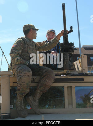 Pfc. Alexis Machado, ein infanterist an 2nd Platoon, dazu bestimmt, Unternehmen, 2.BATAILLON, 503Rd Infanterie Regiment, 173Rd Airborne Brigade zugewiesen und ein Eingeborener von Miami, erklärt United States Military Waffensysteme und Fahrzeuge zu einem estnischen Bürger während der Wiederherstellung der Unabhängigkeit Festival, Karski-Nuia, Estland, 12.08.20, im Rahmen der Operation Atlantic lösen. Die estnische Wiederherstellung der Unabhängigkeit Urlaub feiert die Unabhängigkeit Estlands von der Sowjetunion im Jahre 1991. (U.S. Armee Foto von SPC. Jacqueline Dowland, 13 Public Affairs Abteilung) Stockfoto