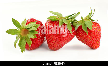 Drei reife Erdbeeren auf weißem Hintergrund. Stockfoto