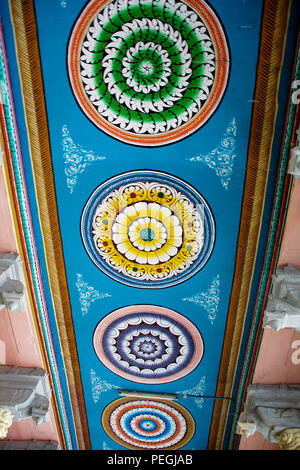 Malerei von bunten geometrischen Muster an der Decke des Ganges an ramanath Tempel, Rameshwaram, Tamil Nadu, Indien, Asien Stockfoto