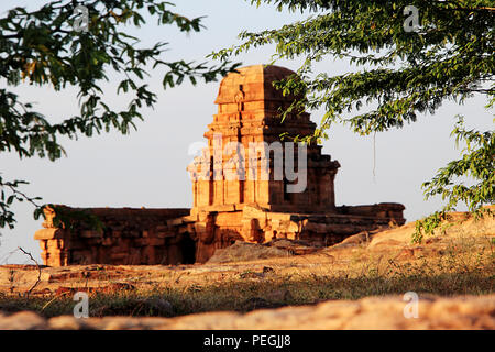 Blick durch Laub der oberen Shivalaya Tempel auf dem nördlichen Hügel in Badami im Distrikt Bagalkot, Karnataka, Indien, Asien Stockfoto