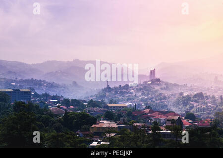 Wahrzeichen von Bandung von Dago Hügel/Berg bei Sonnenaufgang auf Misty und Nebel am Morgen. Konzept der Utopie zukünftige Umweltfreundliche Stadt Stockfoto