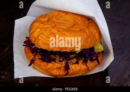 Burger mit zog Schweinefleisch und Kohl Stockfoto