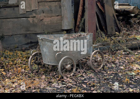 Vintage Warenkorb aus einem alten Baby Badewanne und Räder von einem Baby Stroller gemacht Stockfoto