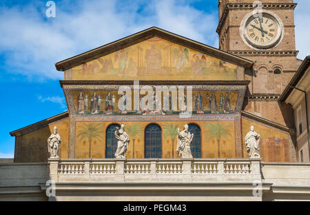 Fassade mit mittelalterlichen Mosaik von der Basilika Santa Maria in Trastevere, Rom, Italien. Stockfoto