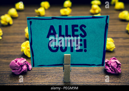 Text Zeichen zeigen alles Gute. Konzeptionelle Foto deutsche Übersetzung alles Gute zum Geburtstag oder anderen Anlässen Clothespin Holding blaues Papier beachten Sie Zerknittern Stockfoto