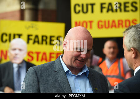 Die Schiene, den See- und Transport Union (RMT) Senior Assistant Generalsekretär Steve Hedley spricht zu den Medien während einer Protest über die Tarife außerhalb der Bahn Bahnhof King's Cross in London. Stockfoto