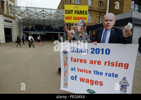 Mitglieder des Schienen-, See- und Transport Union (RMT) verkleidet als Premierminister Theresa May und Verkehrsminister Chris Grayling Teil in einem Protest gegen die Tarife außerhalb der Bahn Bahnhof King's Cross in London. Stockfoto