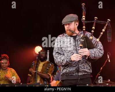 Das Afro Celt Sound System bei der cropredy Fairport Convention, England, UK. 11. August 2018 Stockfoto