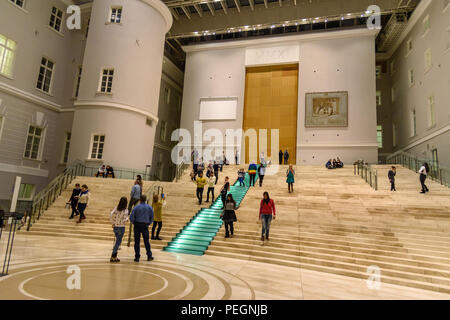 Sankt Petersburg, Russland - 3. Januar 2018: Touristen in der großen Treppe der Gebäude bei Nacht Stockfoto