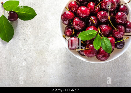 Rote Kirschen, frisch Süße kirsche frucht im Sommer frisch geerntet Stockfoto