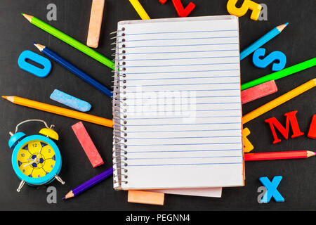 Schulbedarf auf blackboard Hintergrund mit kopieren. Stockfoto