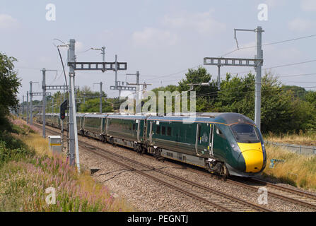 Ein paar der Klasse 800 IET (Intercity Express)-Nummern 800014 und 800009 bildet eine Great Western Railway Service in South Marston. Stockfoto