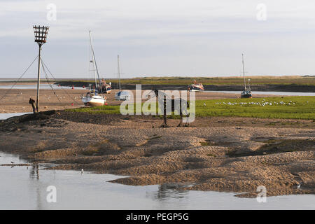 Die Skulptur 'Lifeboat Horse' von Rachael Long steht bei Ebbe auf den Wattflächen bei Wells-next-the-Sea in Norfolk. Stockfoto