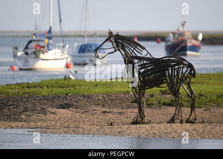 Die Skulptur 'Lifeboat Horse' von Rachael Long steht bei Ebbe auf den Wattflächen bei Wells-next-the-Sea in Norfolk. Stockfoto