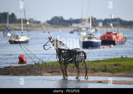 Die Skulptur 'Lifeboat Horse' von Rachael Long steht bei Ebbe auf den Wattflächen bei Wells-next-the-Sea in Norfolk. Stockfoto