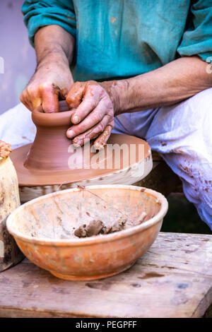 Hände eines Potter. Erstellen von keramischen Pott auf der Keramik. Stockfoto