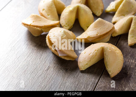 Fortune Cookie mit Papier auf Holz- Tabelle Stockfoto