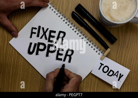 Schreiben Hinweis mit Fixer Upper. Business Foto zeigen Haus renovierungsbedürftig hauptsächlich verwendete Verbindung mit Kauf Mann mit Marker Notebook Stockfoto