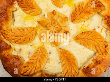Hausgemachte topfen Kuchen auf einer hölzernen Hintergrund. Stockfoto