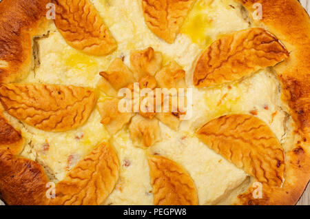 Hausgemachte topfen Kuchen auf einer hölzernen Hintergrund. Stockfoto