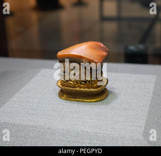 Taipei, Taiwan, 15. Februar 2018: Die berühmten Fleisch-geformten Stein Jaspis geschnitzt in der Form eines Dongpo pork im Nationalen Palastmuseum in Taipeh Taiw Stockfoto