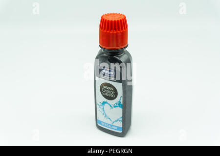 Largs, Schottland, Großbritannien - 14 August 2018: Durgol Kaffeemaschine Reiniger für den Dolce-Gusto Kaffeemaschine in wiederverwertbaren Kunststoff Flasche, Stockfoto