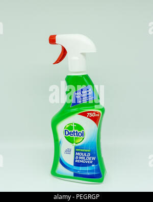 Largs, Schottland, Großbritannien - 14 August 2018: dettol Schimmel & Schimmel Entferner in wiederverwertbaren Kunststoff Container auf einem weißen Hintergrund. Stockfoto