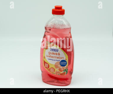 Largs, Schottland, Großbritannien - 14 August 2018: Tesco Spülmittel in wiederverwertbaren Kunststoff Flasche Stockfoto