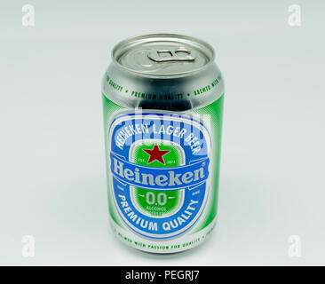 Largs, Schottland, Großbritannien - 14 August 2018: Dose Heineken Alkohol Lagerbier in einem wiederverwertbaren Blechdose und ein Teil der Getränke klug Kampagne in Großbritannien. Stockfoto