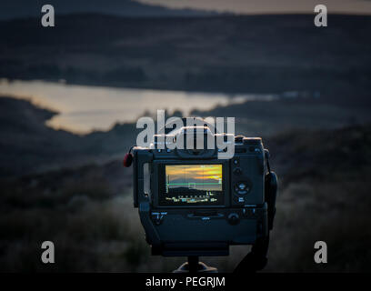 Fairlie, Schottland, UK - 24. Februar 2018: Rückansicht von Fuji XT-2 und die angeschlossenen Fuji Akku grip gesichert auf unsceen trypod Mount mit spiegellosen Kameras Stockfoto