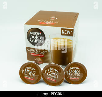 Largs, Schottland, Großbritannien - 14 August, 2018: Drei kleine Minen und Karton außen Box für die Nescafe' Dolce Gusto Kaffeemaschine auf einem weißen backgrop Stockfoto