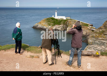 Großbritannien, Wales, Anglesey, South Stack, Ornithologen bei der RSPB Ellin's Tower Vogelbeobachtung Punkt Stockfoto