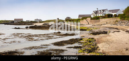 Großbritannien, Wales, Anglesey, Rhoscolyn, Strand mit weichem Tide, Panoramablick Stockfoto