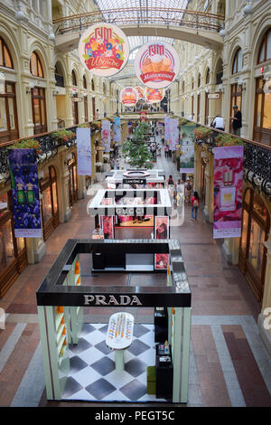 Moskau, Russland - August 3, 2018: In der berühmten Gummi die große Store in der Kitai Gorod-Teil von Moskau mit Blick auf den Roten Platz. Es ist derzeit ein Einkaufszentrum. Stockfoto