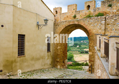 St. Martin Tor in der Altstadt von Magliano in Toscana, Italien Stockfoto