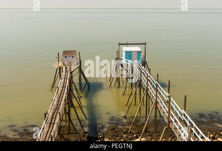 Die traditionelle Fischerei Hütten auf Stelzen (senknetze) in Talmont-sur-Gironde, Frankreich Stockfoto