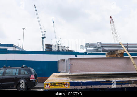 Stahlträger an der Rückseite des LKW mit Kran im Hintergrund Stockfoto