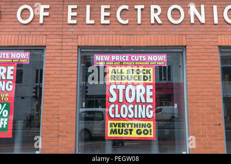 Schließung Verkauf Plakate Anzeigen in Store Fenster Stockfoto