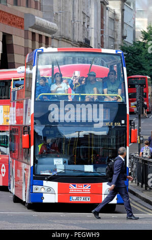 Der britische Union Jack Flagge auf London Double Decker open top tour bus, England lackiert Stockfoto