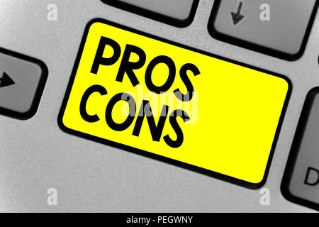 Schreiben Hinweis zeigen Profis Kons. Business foto Präsentation der günstigen und ungünstigen Faktoren oder aus Gründen der Person Tastatur gelbe Taste Absicht kom Stockfoto