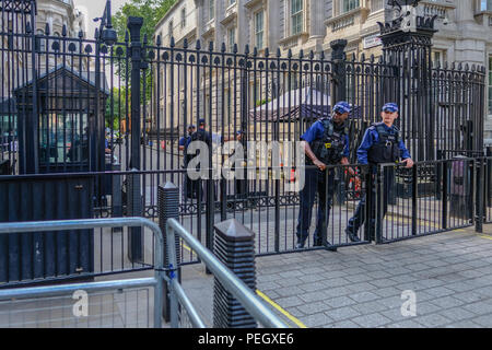 Downing Street, London, UK - Juni 8, 2018: bewaffnete Polizei Schutz der Eingang zur Downing Street. Zeigt starken schwarzen Stahl Toren, die an geschlossen sind Stockfoto
