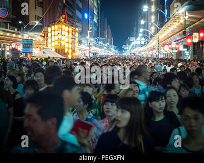 Die Massen und die beleuchteten Laternen und schwebt der Jugendstrafanstalt - yoiyama (Yoiyama) Straße Partei während der Gion Matsuri fest. Shijo-dori, Kyoto, Japan. Stockfoto