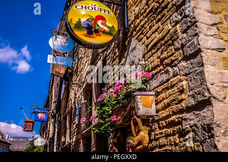 Landschaft Blick auf ein altes Gebäude Fassade mit zahlreichen bunten Bier Schilder, in der Stadt Gent in Belgien Stockfoto