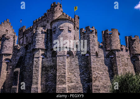 Querformat der Burg Gravensteen in der Stadt Gent in Belgien, mit blauen Himmel im Hintergrund Stockfoto