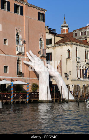 Riesige Hände; Kunstwerke; Support; Palazzo morosini sagredo; Lorenzo Quinn, Canale grande, Venedig, Italien Stockfoto