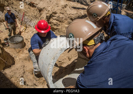 DA NANG, Vietnam (24. August 2015) – Seabees mit amphibischen Bau-Bataillon ein und Flieger mit 554th rot-HORSEe-Geschwader Unterteil einer septischen System in einen Graben in der City of Hope, einem benachteiligten Kinderzentrum Pazifischen Partnerschaft 2015. Marine Seabees und Air Force Ingenieure bauen zwei neue Toiletten für die Bewohner. Das Lazarettschiff USNS Mercy (T-AH 19) ist derzeit in Vietnam für seine vierte Mission Hafen PP15. Pazifische Partnerschaft ist in seiner 10. Iteration und ist die größte jährliche multilaterale humanitäre Hilfe und Disaster Relief Bereitschaft mi Stockfoto