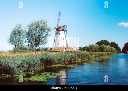 Landschaft Blick auf die Mühle von Hoeke, in der Stadt Damme in der Nähe von Brügge im Norden Belgiens, mit bewölktem Himmel im Hintergrund Stockfoto