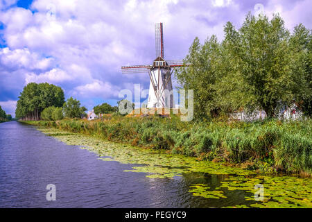 Landschaft Blick auf die Mühle von Hoeke, in der Stadt Damme in der Nähe von Brügge im Norden Belgiens, mit bewölktem Himmel im Hintergrund Stockfoto