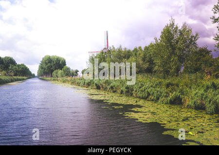 Landschaft Blick auf die Mühle von Hoeke, in der Stadt Damme in der Nähe von Brügge im Norden Belgiens, mit bewölktem Himmel im Hintergrund Stockfoto